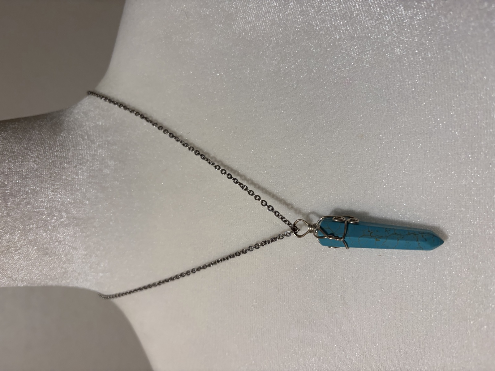 Blue-green pointed pendant necklace