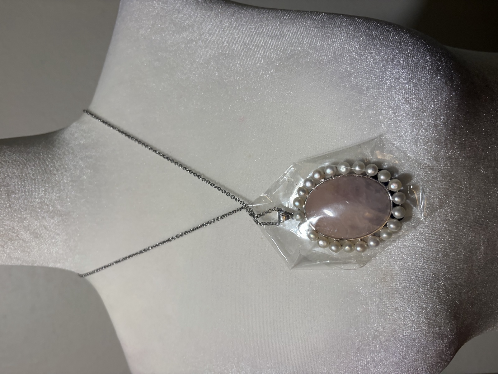 Large oval pendant necklace, pink variant