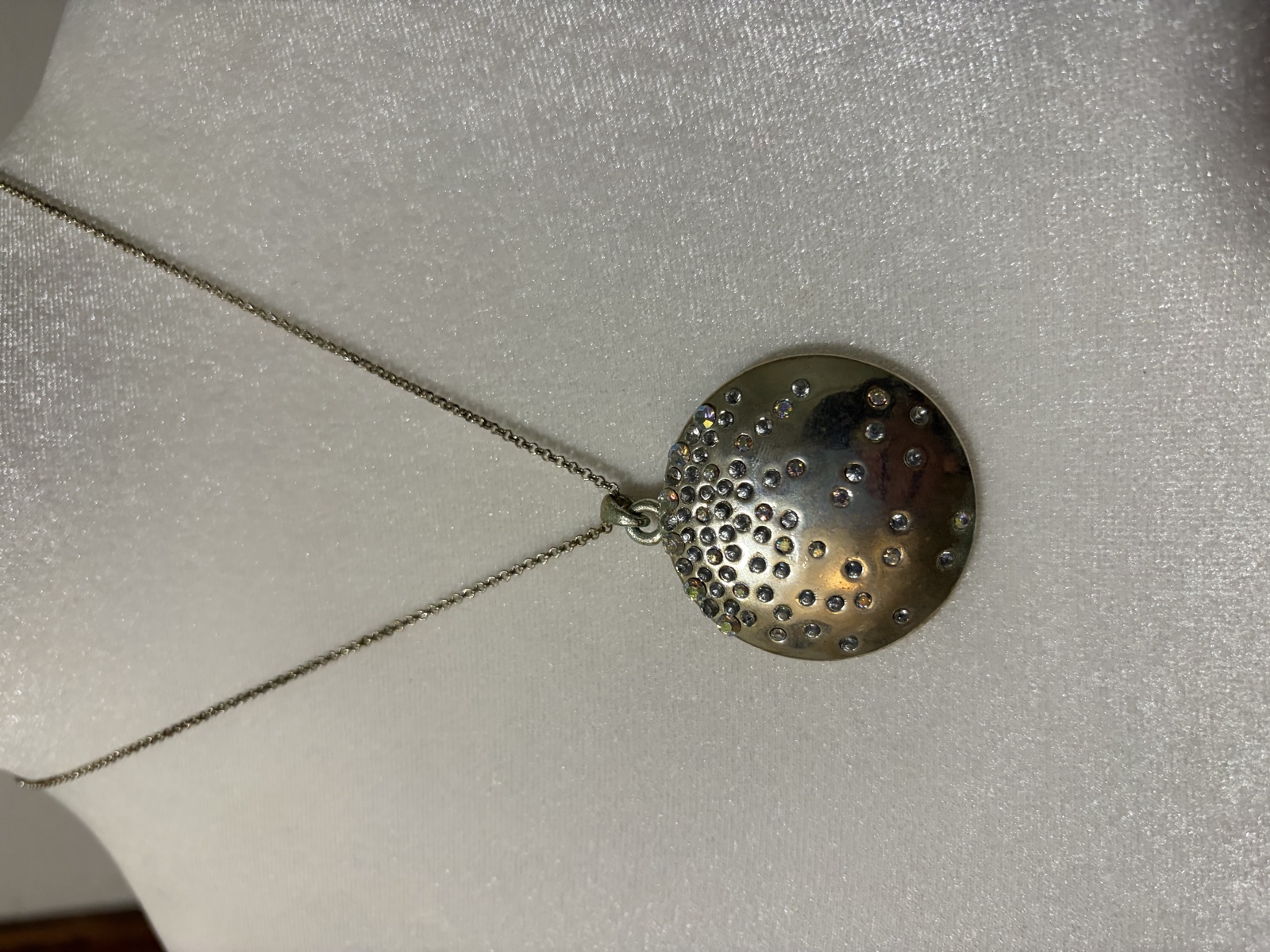 Textured round pendant necklace