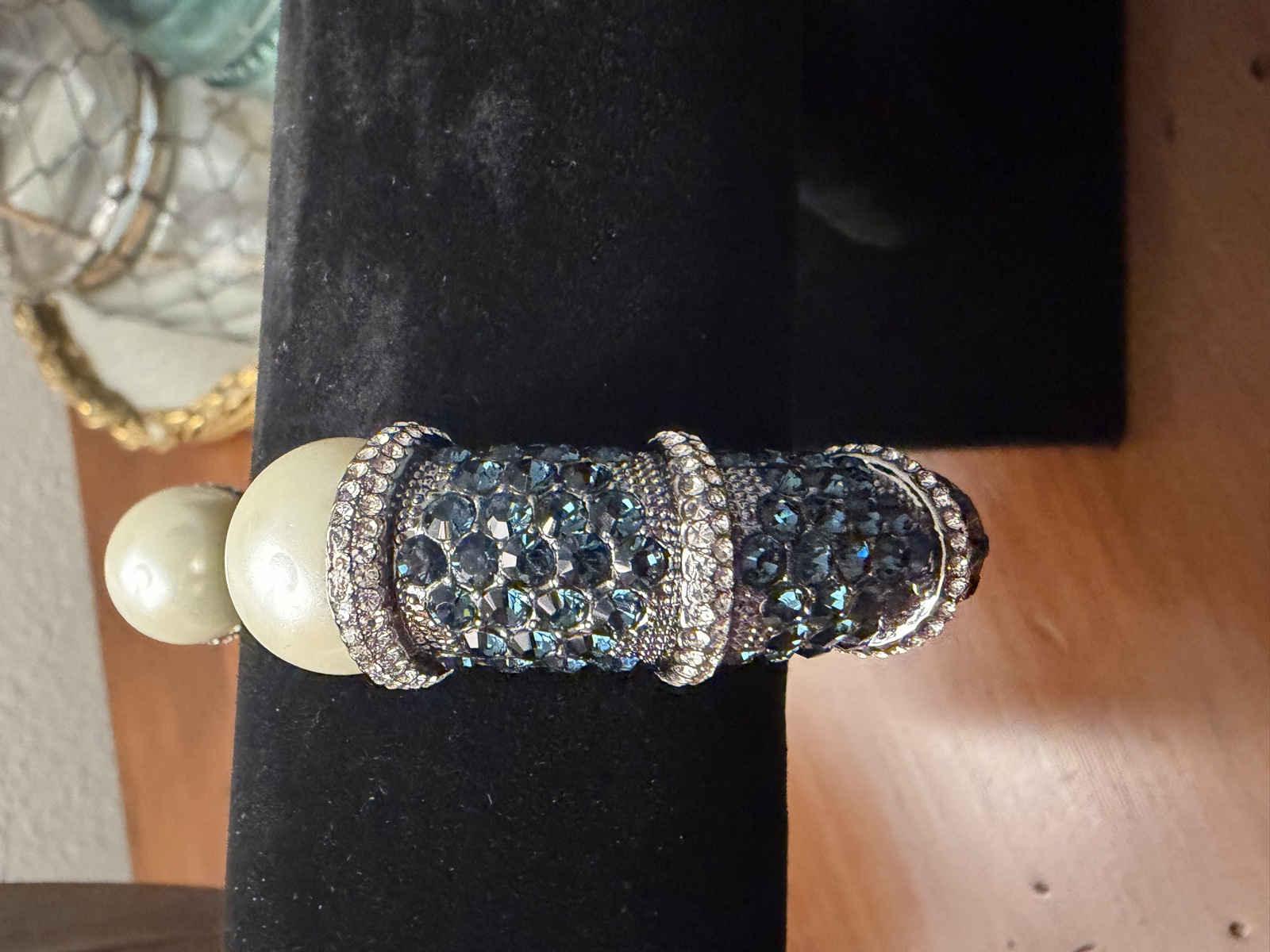 Blue crystal and pearl-look open cuff