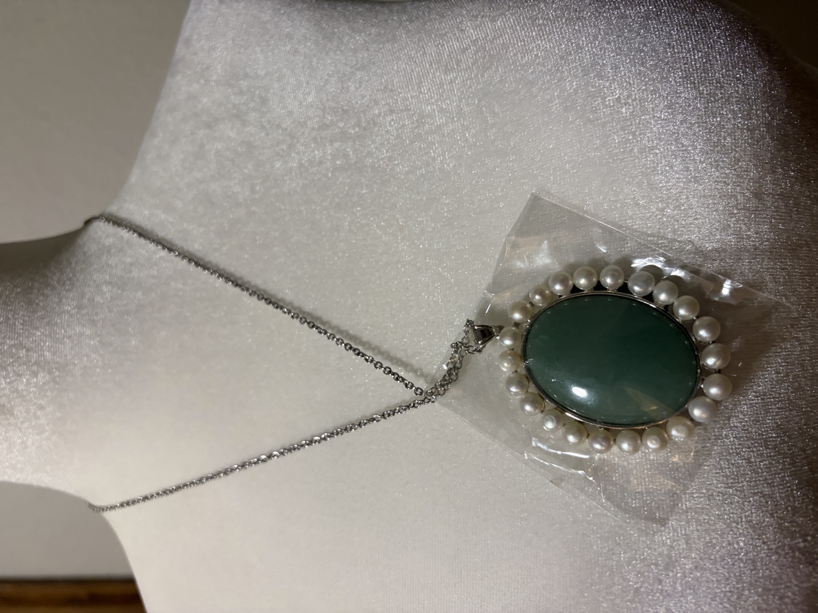 Large oval pendant necklace, green variant