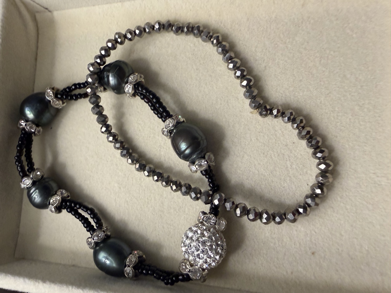 Dark pearl-look and rhinestone bracelet
